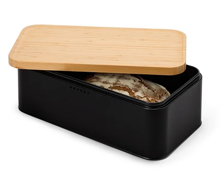 Ein Laib Brot liegt in einem schwarzen Brotkasten mit einem hellbraunen Holzdeckel, der teilweise geöffnet ist.