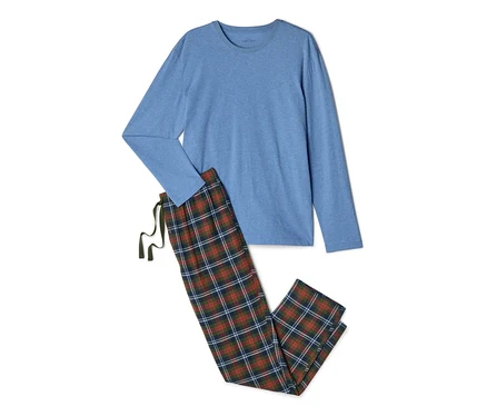 Blaues Langarmshirt und karierte Pyjamahose in Rot, Grün und Blau.
