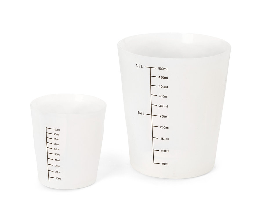 Zwei durchscheinende weiße Messbecher, ein kleinerer (10-100ml) und ein größerer (50-500ml, 1/4 L, 1/2 L).