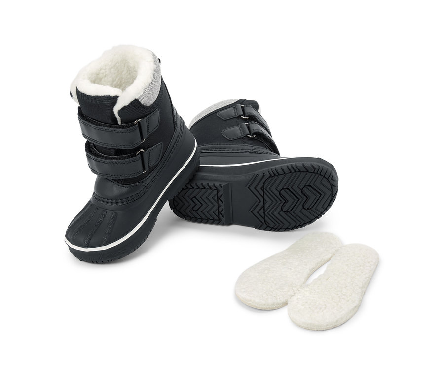 Zwei schwarze Schneestiefel mit weißem Kunstfellfutter, drei Klettverschlüssen und robusten schwarzen Sohlen mit weißem Streifen. Daneben liegen zwei weiße, flauschige Einlegesohlen.
