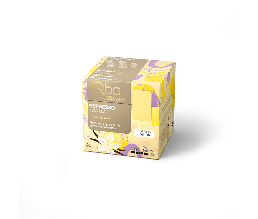 Eine Qbo by Tchibo Espresso Vanille Kapselpackung mit gelber Kapsel ist auf einem weißen Hintergrund zu sehen.