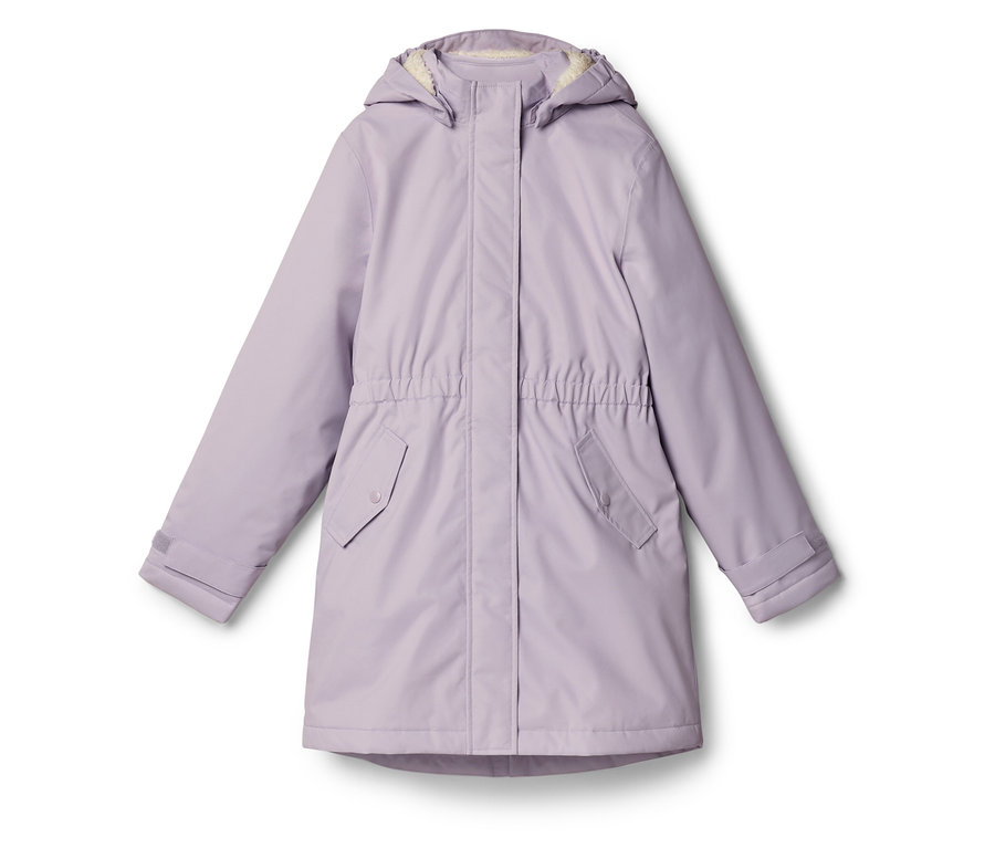 Eine hellviolette, langärmelige Jacke mit Kapuze, zwei Pattentaschen und einem elastischen Bund. Die Kapuze hat ein helles Fleecefutter, die Ärmel verstellbare Bündchen.