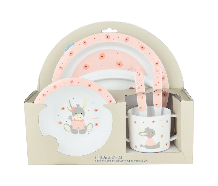 Ein Sterntaler Geschirrset »Esel Emmi Girl« in der Verpackung, bestehend aus einem rosa-weißen Teller, Schale, Becher, Gabel und Löffel mit Blumenmuster und Eselmotiv.