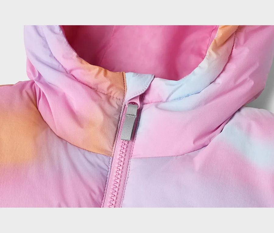 Nahaufnahme einer Kapuzen-Steppjacke mit pinkem, orangefarbenem, lila und blauem Batikmuster, mit pinkem Reißverschluss und grauem Zipper.