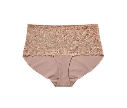 Ein einzelner, hautfarbener Damenslip mit hoher Taille und Spitzenbesatz liegt auf einem weißen Hintergrund.