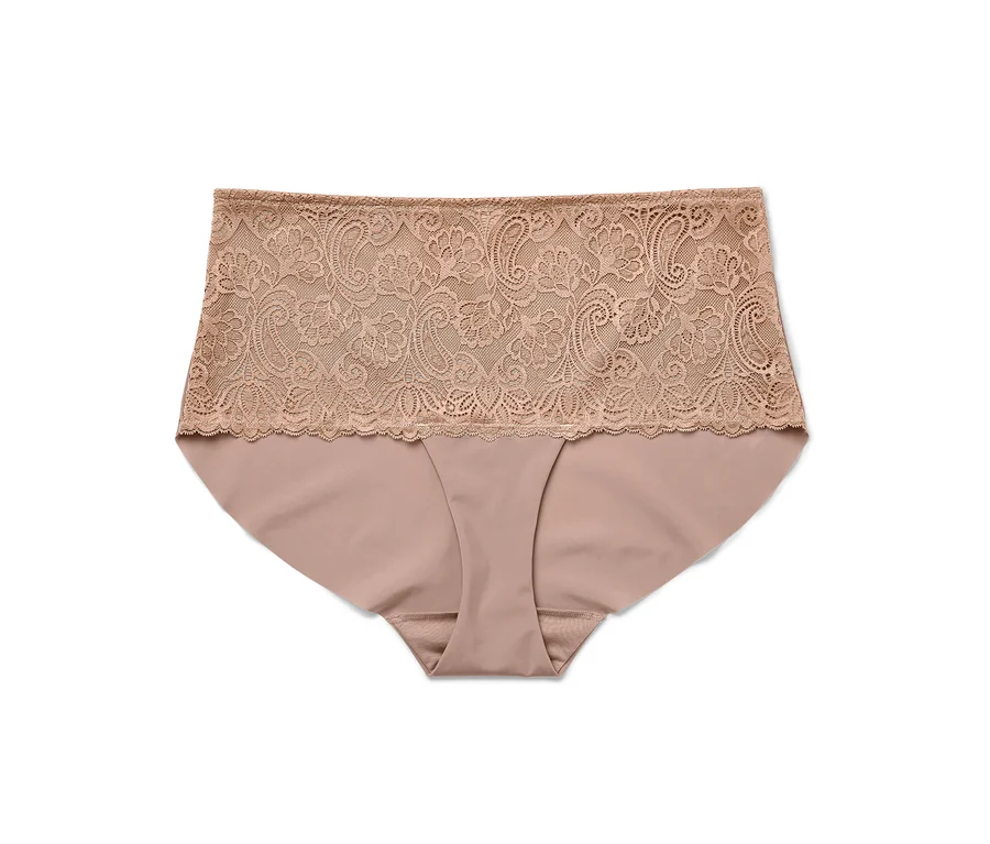 Ein einzelner, hautfarbener Damenslip mit hoher Taille und Spitzenbesatz liegt auf einem weißen Hintergrund.