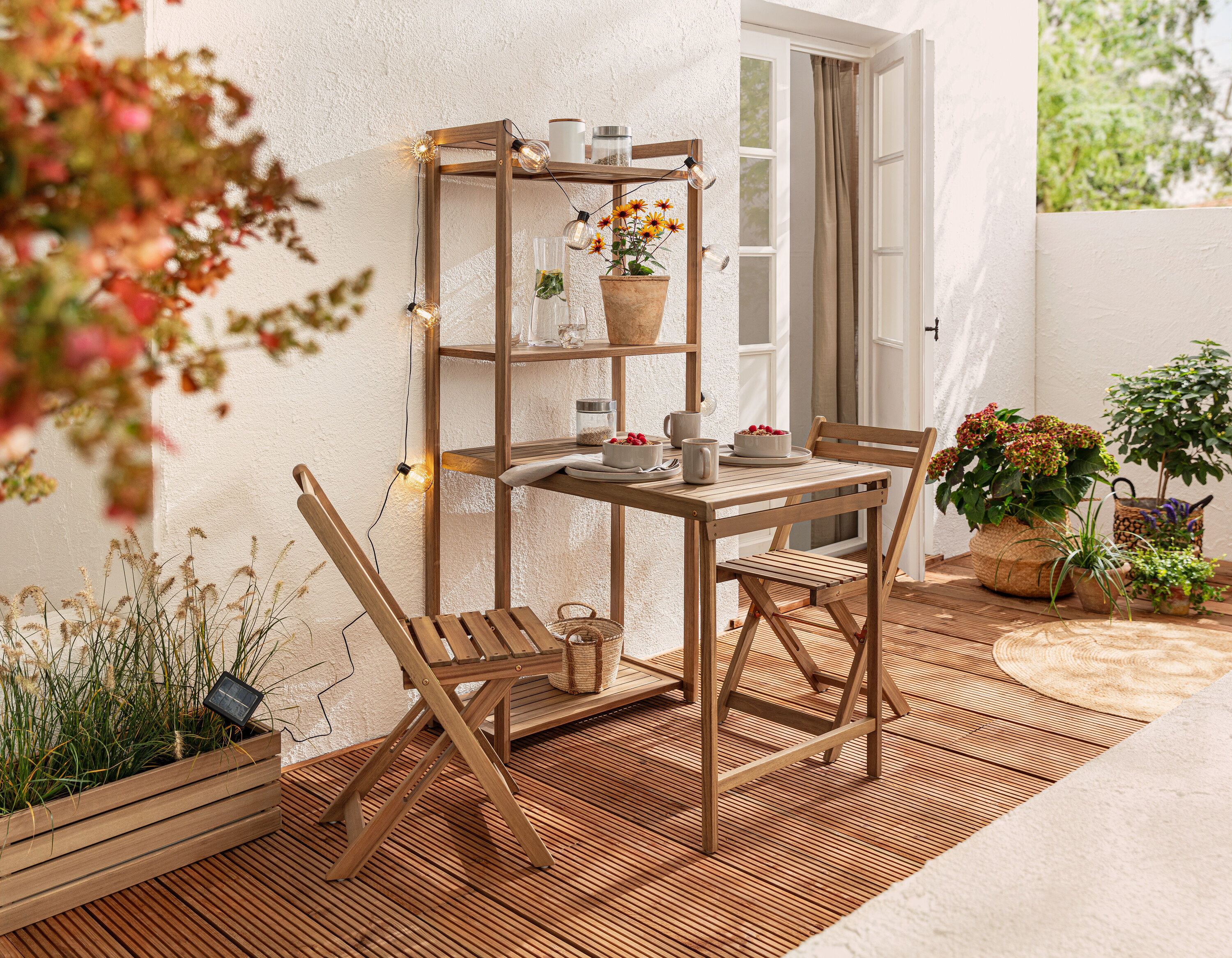 Balkon-Dining Set »Lenja« mit Regal und Solar-Lichterkette, Kugeln mit Rillen auf einem Balkon.