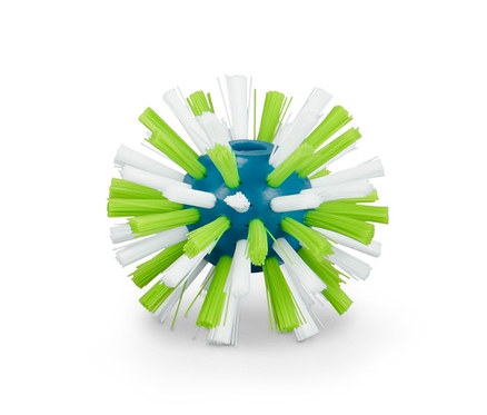 Nahaufnahme eines Flaschenreinigungsballs mit grünen und weißen Borsten.