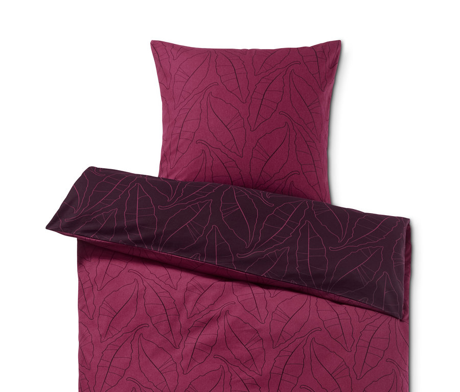 Rote Biber-Bettwäsche mit Blattmuster.