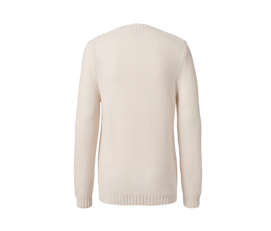 Detailansicht der Rückseite eines cremefarbenen Strickpullovers.