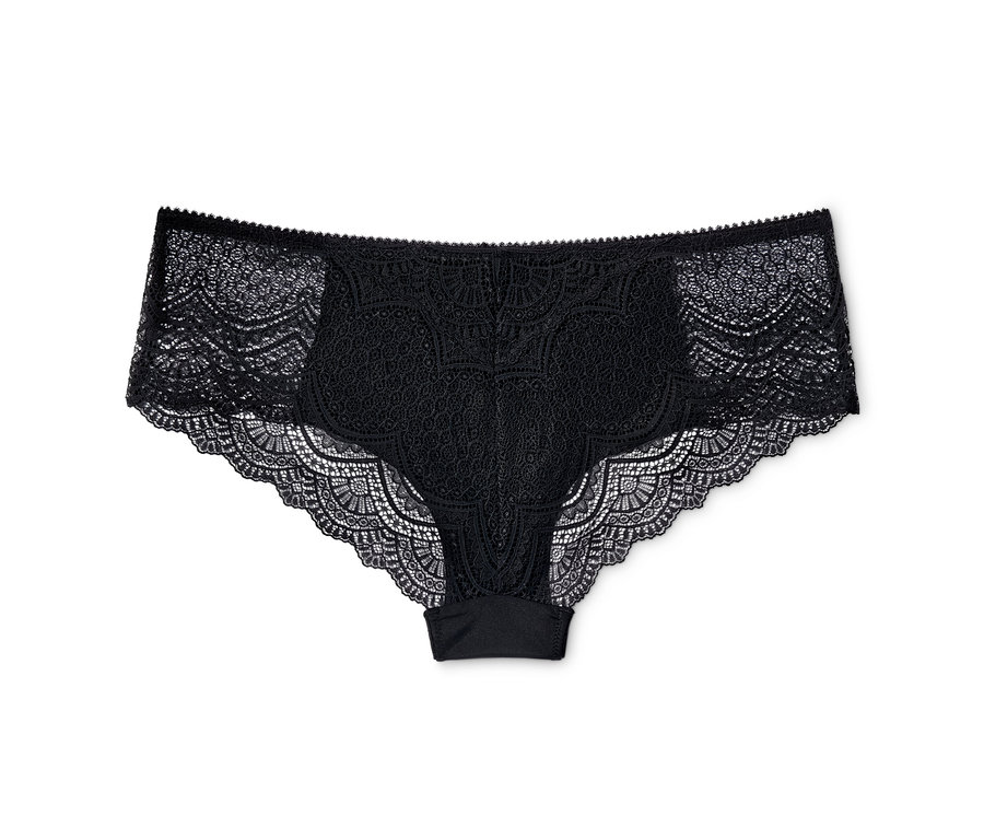 Ein einzelner schwarzer Brazilslip aus Spitze liegt auf einem weißen Hintergrund.