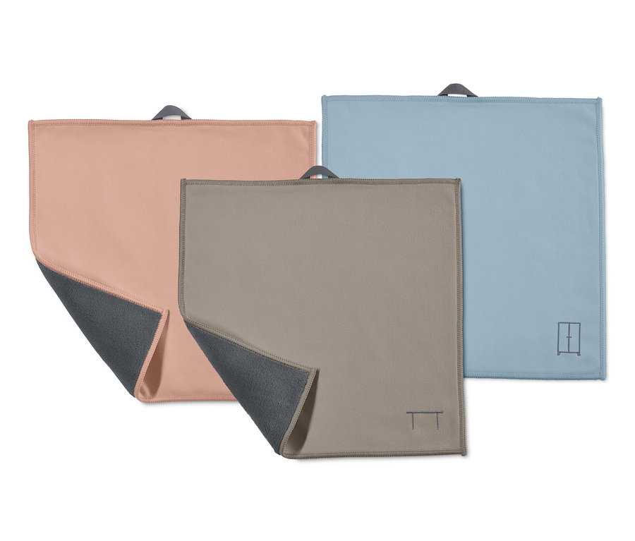 Ein Premium-Reinigungstuch-Set in Rosa, Taupe und Blau.