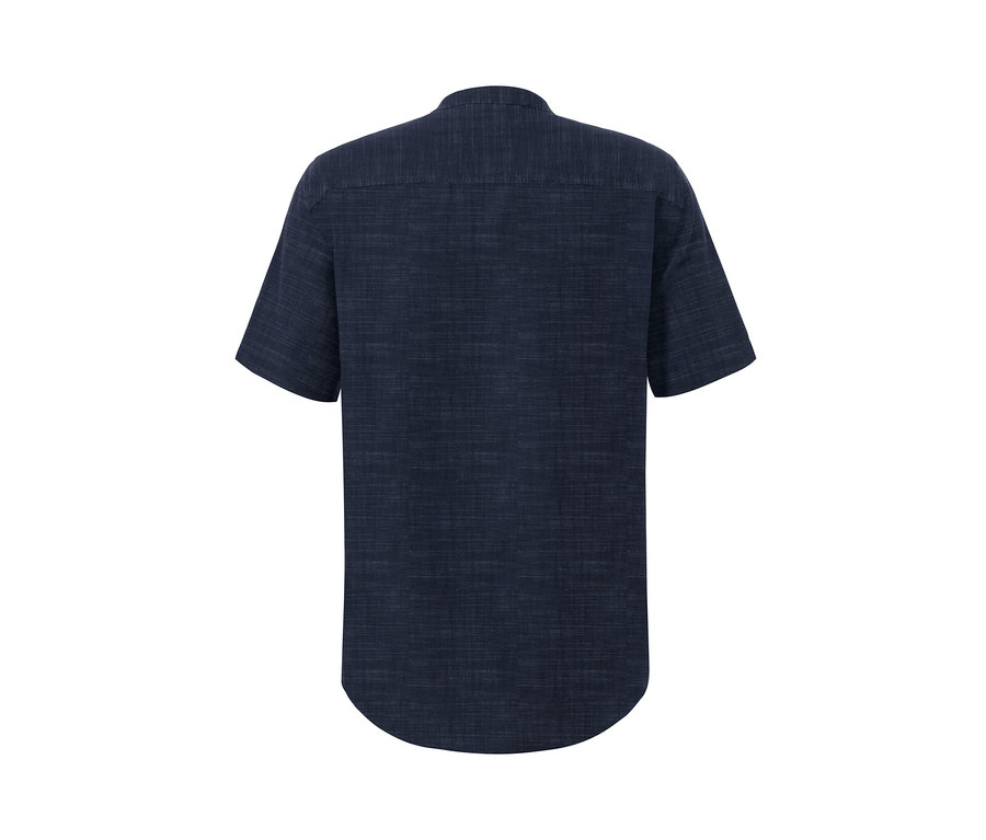 Detailansicht der Rückseite eines marineblauen Kurzarmhemds mit Leinen.