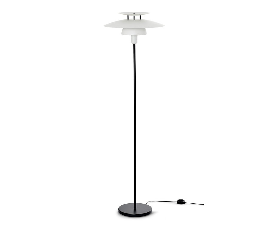 Eine Stehleuchte aus Metall mit schwarzem Fuß und weißem Lampenschirm.
