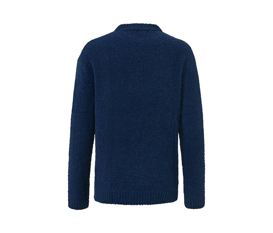 Detailansicht eines blauen Strickpullovers.