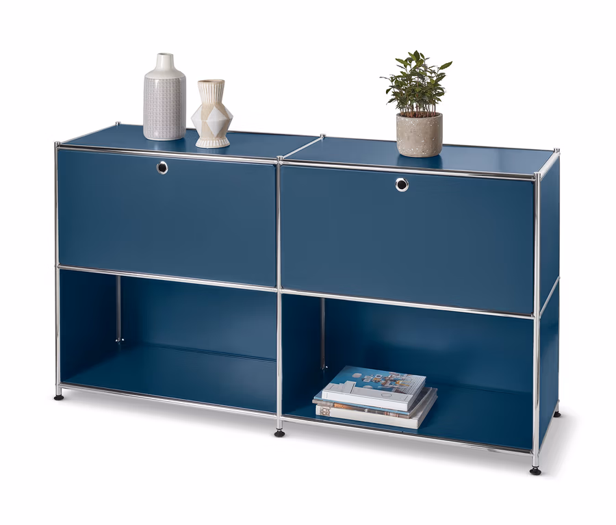 Blaues Sideboard Metall »CN3« mit versetzbaren Klappenfächern. Oben Vasen und eine Pflanze.