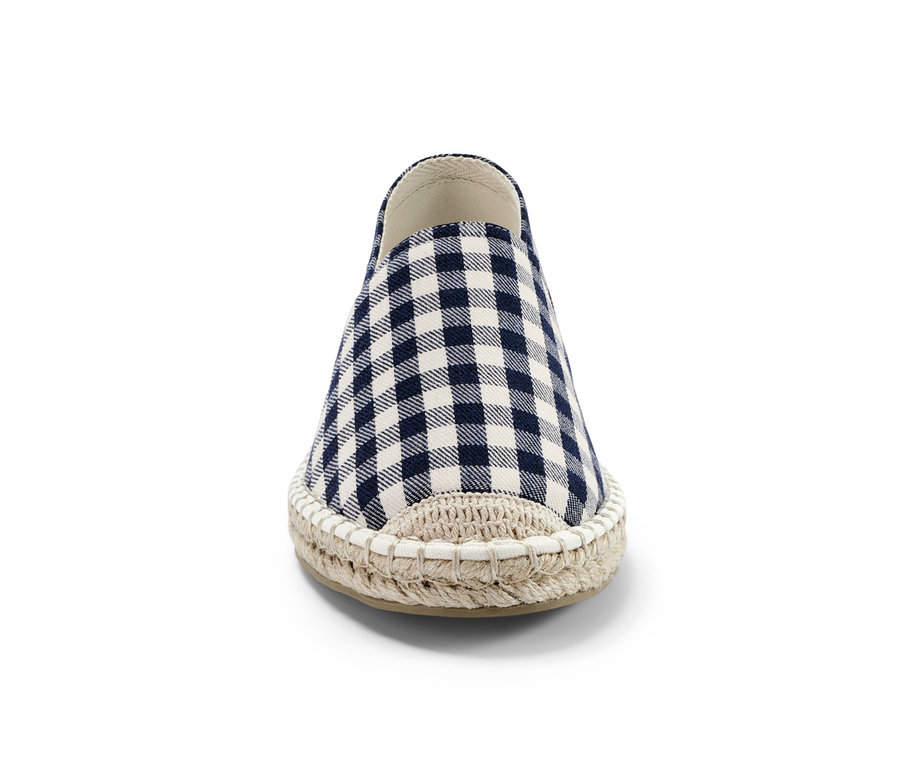 Detailansicht einer Espadrille mit blau-weißem Karomuster.