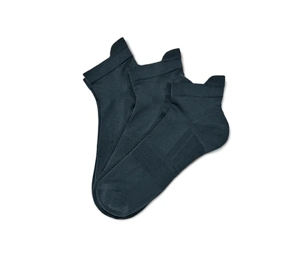Drei Paar Unisex-Sportsneaker-Socken auf einem weißen Hintergrund.