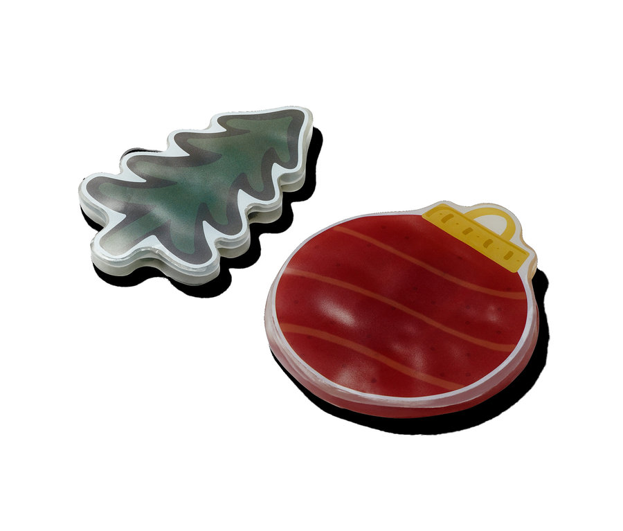 LED-Fensterbilder in Form eines Weihnachtsbaums und einer Kugel.