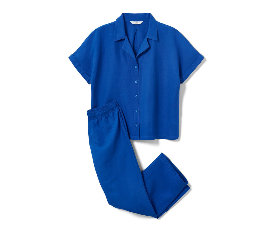 Blauer Leinen-Pyjama mit kurzärmligem Knopfhemd und langer Hose.