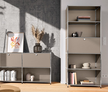 Innenraum mit Drehsessel, runden Couchtischen (60 cm und 80 cm), verchromter Metall-Stehleuchte und Highboard Metall »CN3« mit Klappenfach.