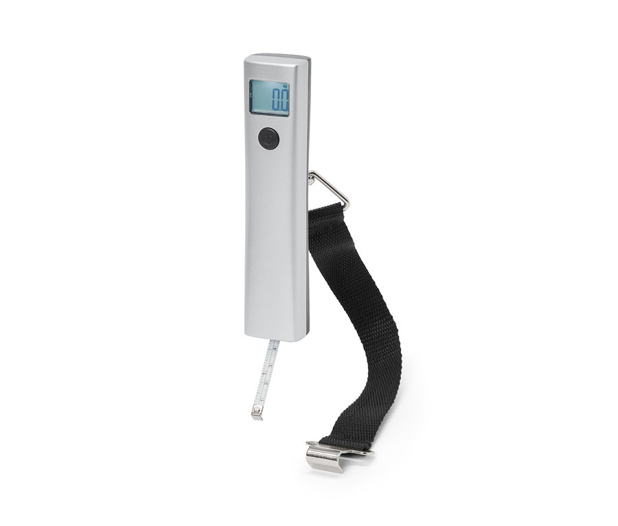 Eine digitale Kofferwaage mit silbernem Gehäuse, Display und schwarzem Gurt.