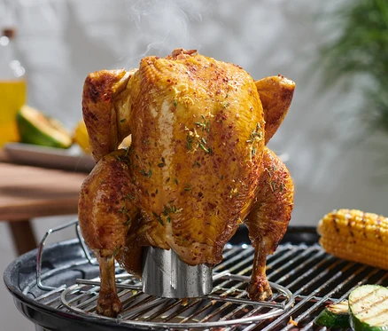 Ein gegrilltes Hähnchen auf einem Hähnchengriller.