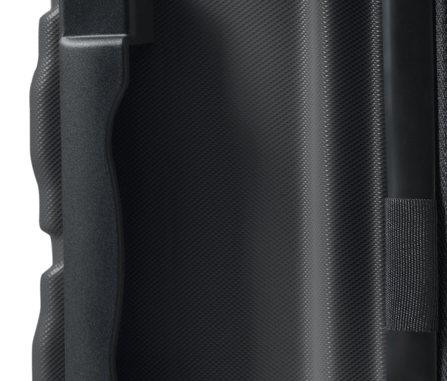 Detailansicht eines großen Hartschalen-Koffers, der einen Griff und eine strukturierte Oberfläche zeigt.