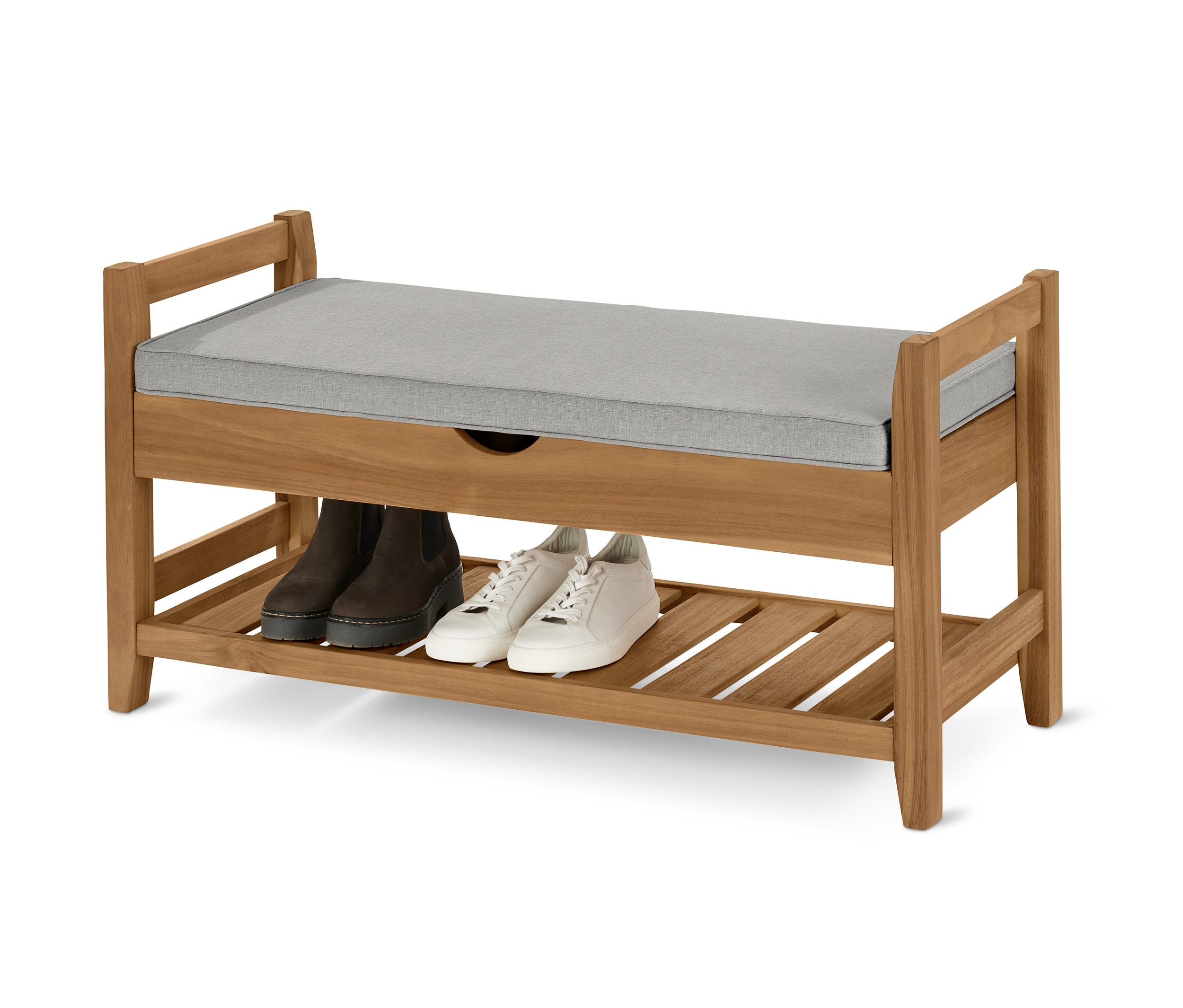 Eine Sitzbank mit viel Stauraum und einem grauen Sitzkissen. Auf der unteren Ablage stehen Schuhe.