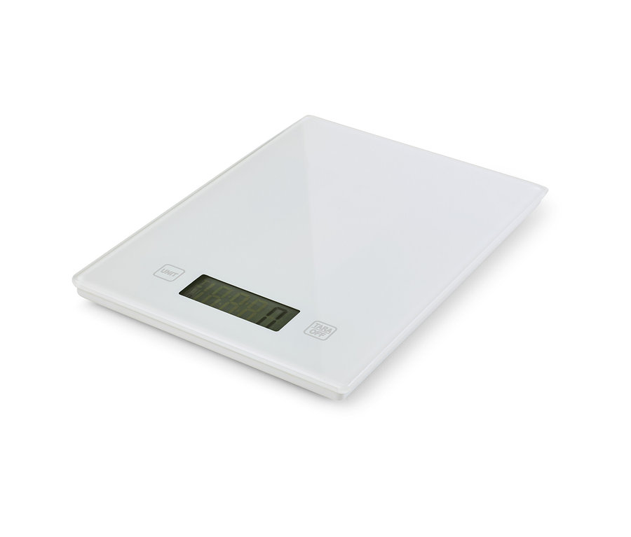 Eine digitale Küchenwaage in Weiß vor weißem Hintergrund.