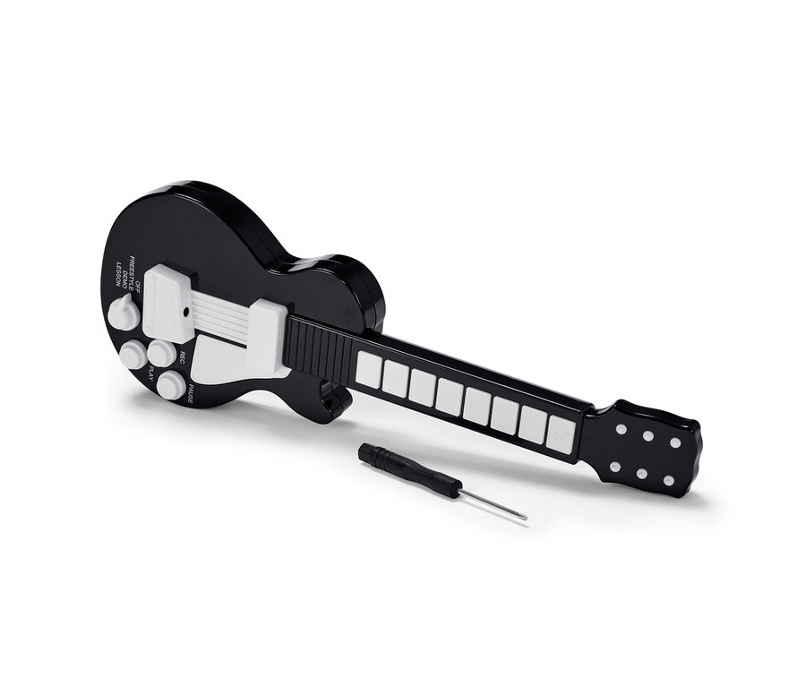 Eine schwarze Fingergitarre liegt auf einem weißen Hintergrund neben einem kleinen Schraubenzieher.