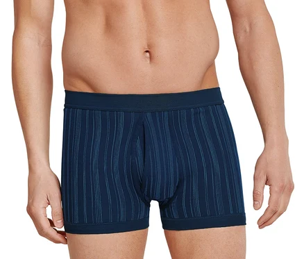 Mann trägt blaue SCHIESSER Shorts in Feinripp.