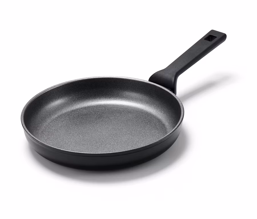 Eine Profi-Aluminium-Pfanne, ca. 24 cm Durchmesser, mit schwarzem Griff auf weißem Hintergrund.