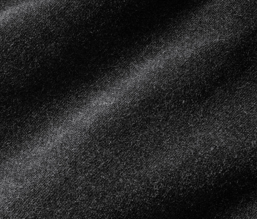 Detailaufnahme einer schwarzen Samthose.