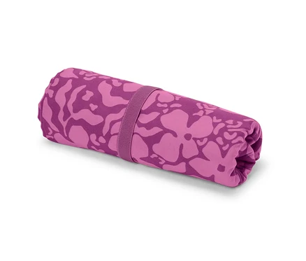Ein zusammengerolltes Outdoor-Handtuch mit lila Muster und Gummiband.