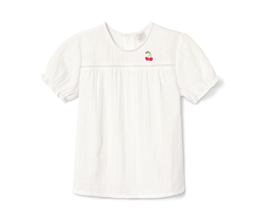 Eine weiße Bluse mit kurzen Ärmeln und Kirschstickerei.