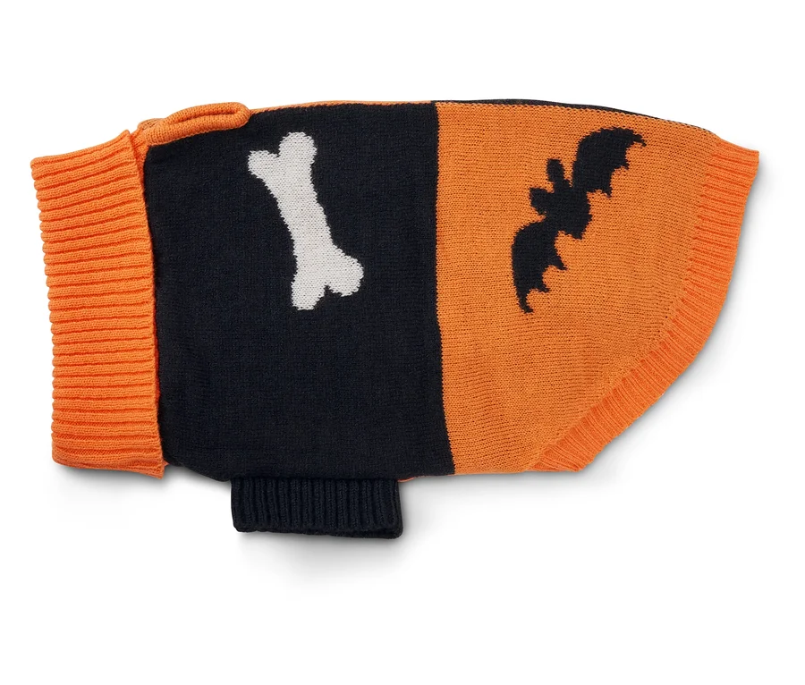 Gestrickter Hundepullover mit Knochen- und Fledermausmotiv in Orange und Schwarz.