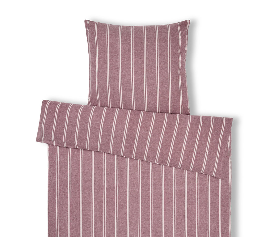 Gestreifte Bettwäsche mit Kissen.