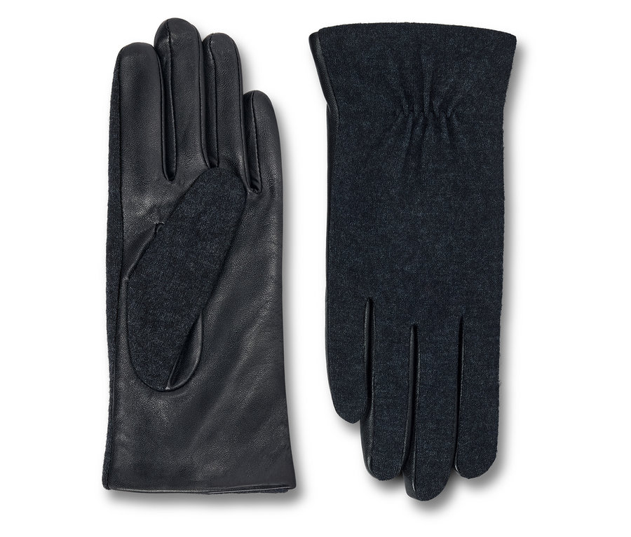 Zwei Handschuhe, einmal schwarze Lederhandschuhe und einmal graue Strickhandschuhe.