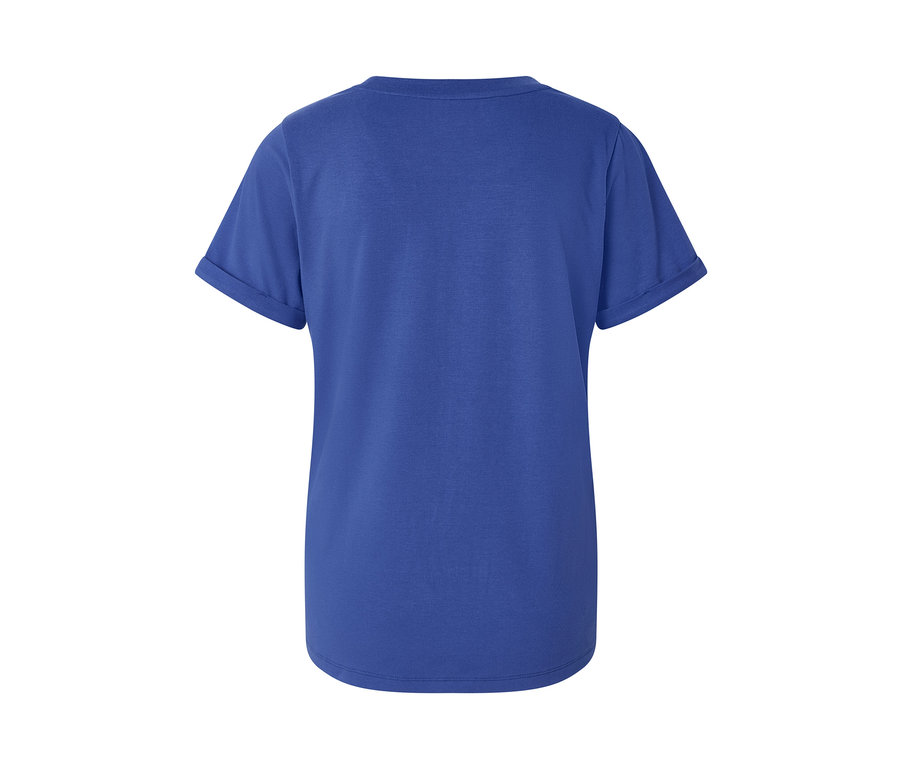 Blaues Sportshirt mit aufgerollten Ärmeln.