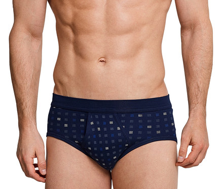 Oberkörperfreier Mann trägt dunkelblaue SCHIESSER Feinripp-Slips mit hellblauen und blauen Quadraten.