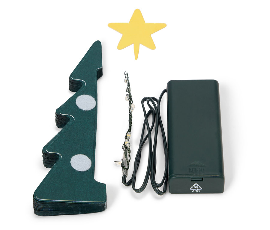 Ein zerlegter Weihnachtsbaum mit Stern, Lichtern und Batteriekasten.