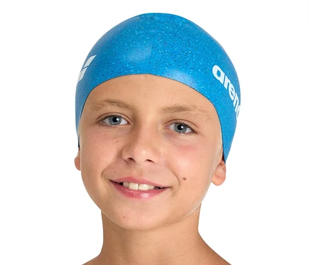 Ein lächelnder Junge trägt eine blaue arena Kinder-Badekappe Junior Silikon.