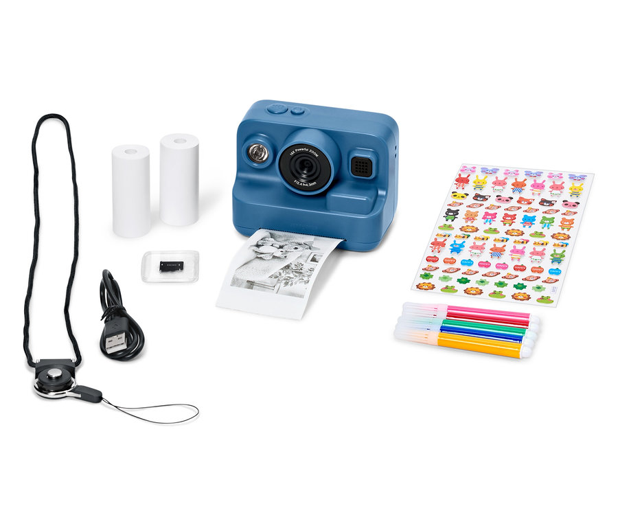 Blaue Kamera mit Zubehör wie Papier, Aufklebern, Stiften und USB-Kabel.