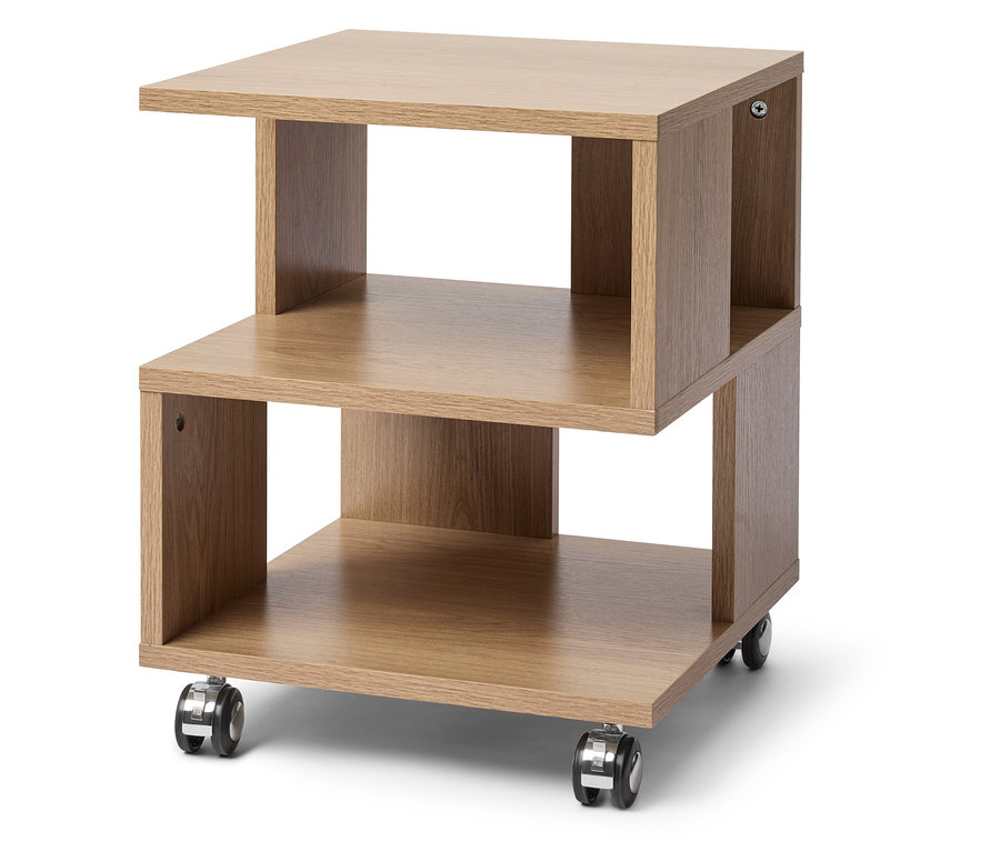Ein hellbrauner Holztisch mit zwei Regalen und Rädern.