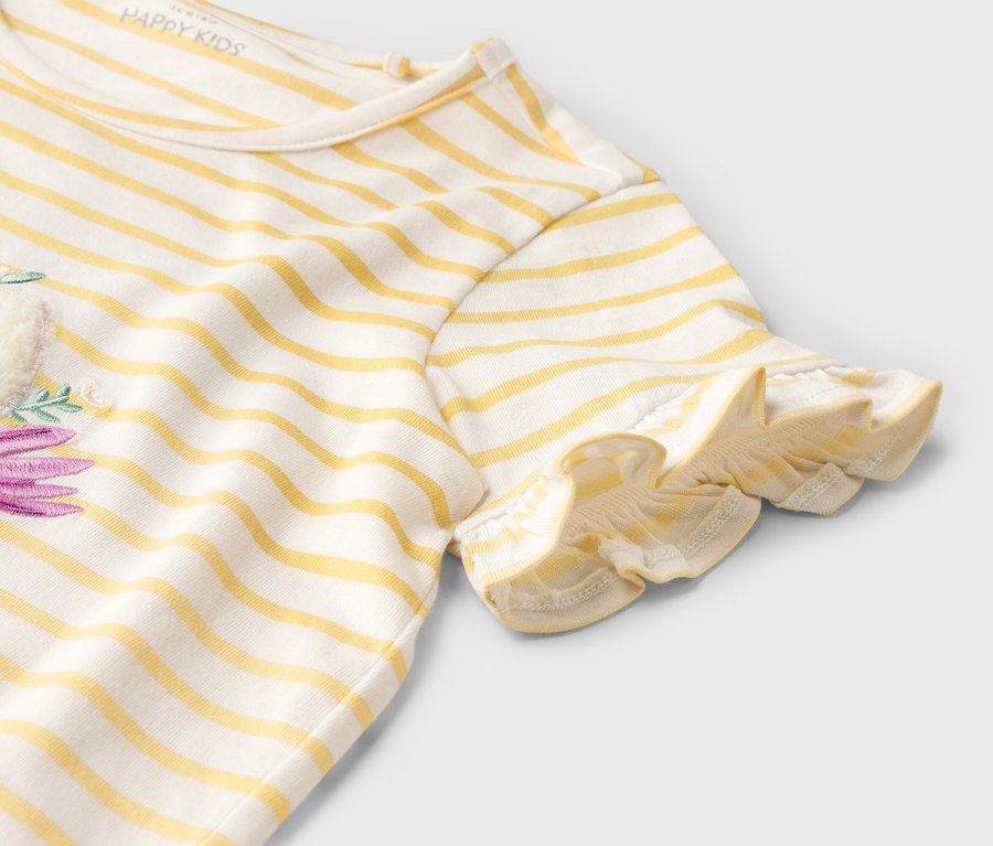 Detailaufnahme eines gelb-weiß gestreiften Kurzarmshirts mit violettem Blumenmuster.