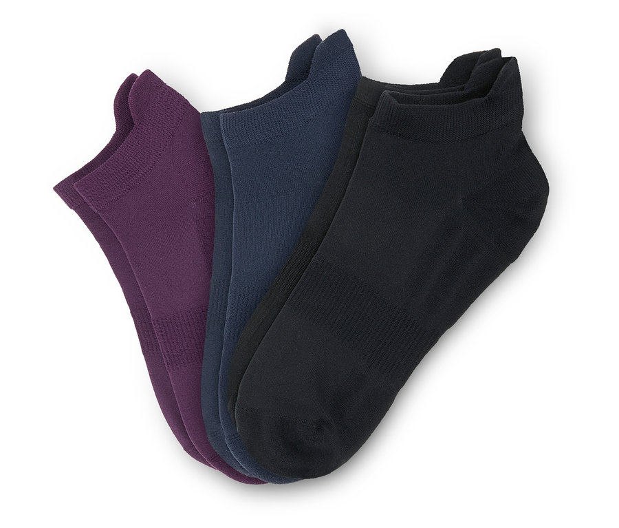 Drei Paar farbige Profi-Laufsocken.