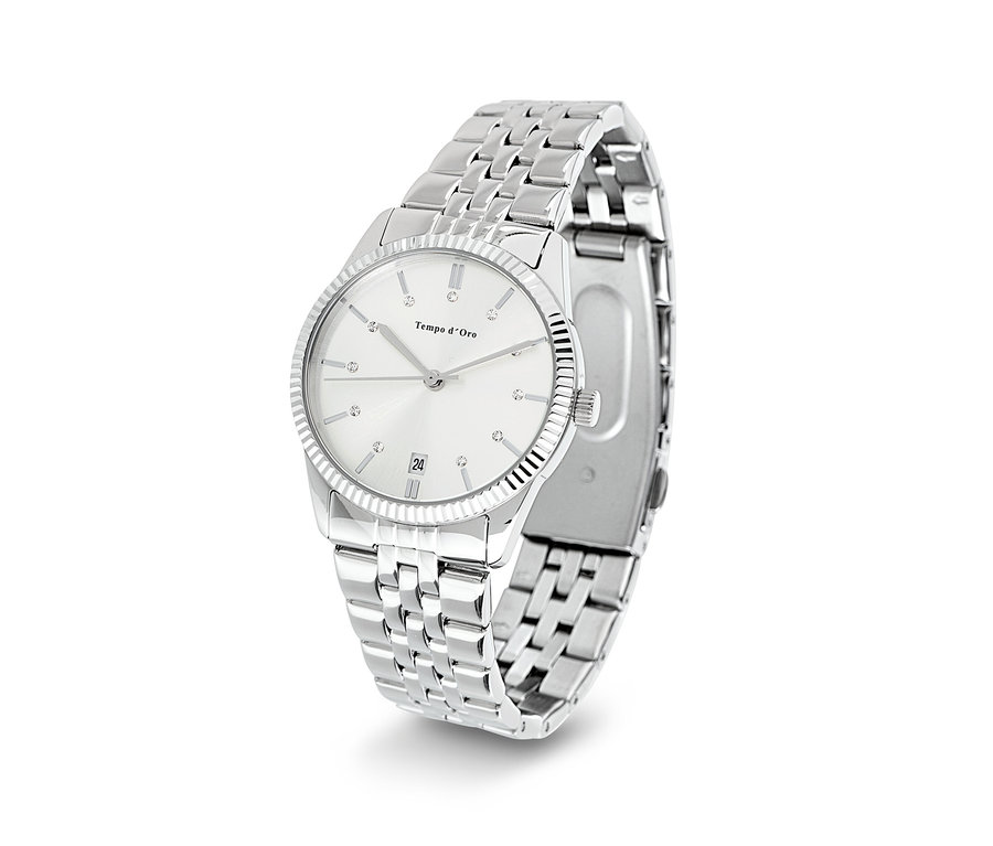 Eine silberne Uhr mit einem Metallarmband und einem weißen Zifferblatt.