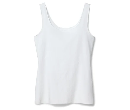 Ein weißes Tanktop liegt auf einem weißen Hintergrund.