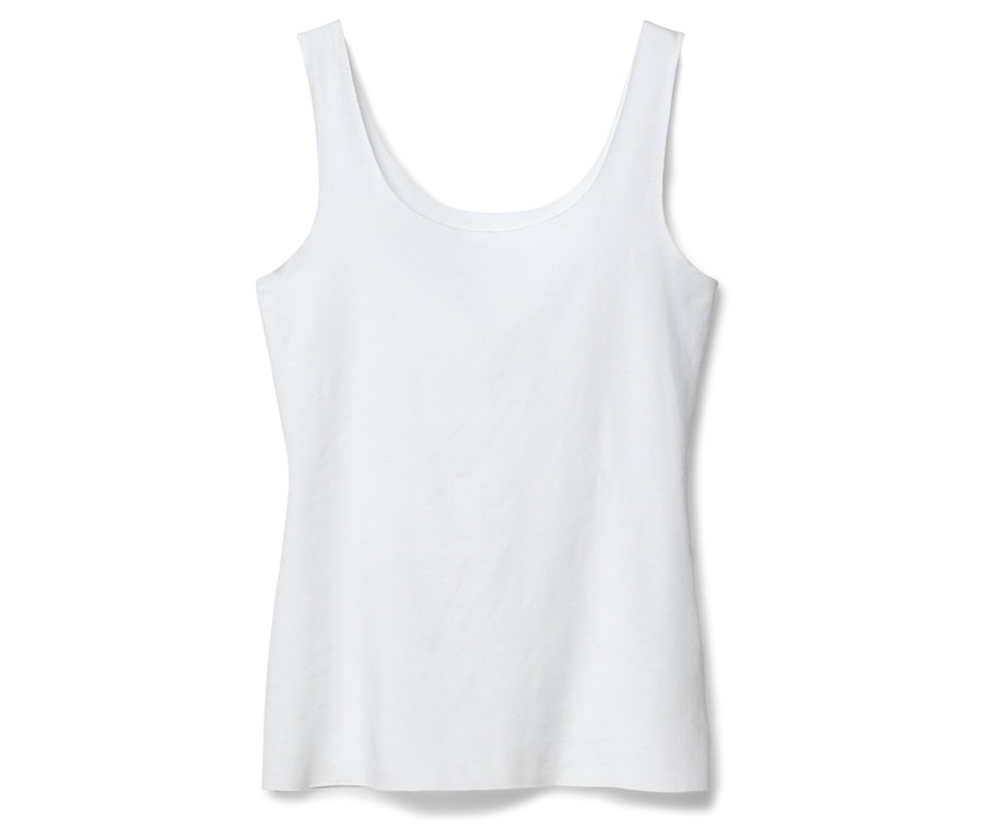 Ein weißes Tanktop liegt auf einem weißen Hintergrund.